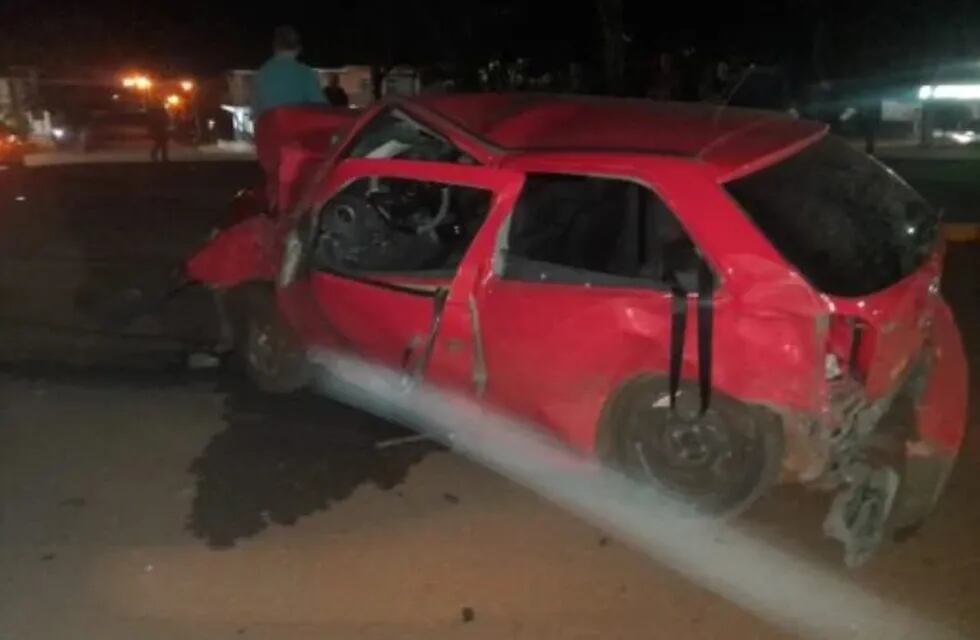 Un automovilista sufrió lesiones graves tras colisionar con un poste de luz en Campo Grande.