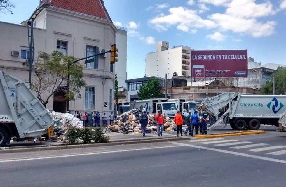 Camiones recolectores volcaron su carga frente a la sede de Servicios Públicos en Pellegrini y Ovidio Lagos. (Vía Rosario)