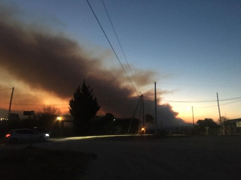 El incendio en Tanti visto desde la casa de Azul. (Foto: gentileza Azul Godoy).