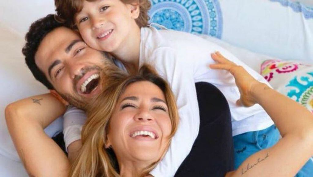 Jimena Barón festejo el éxito de La Cobra junto a su hijo "Momo" y a su pareja Mauro Caiazza