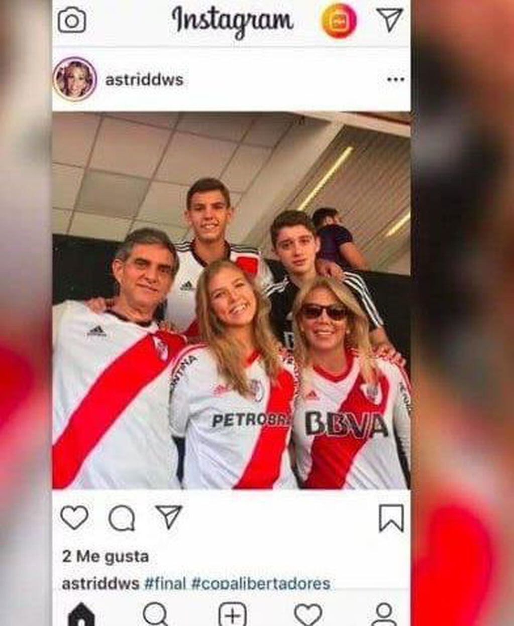 La familia de Alejandro Domínguez se fotografió con camisetas de River en la previa de la final de la Libertadores de 2018.