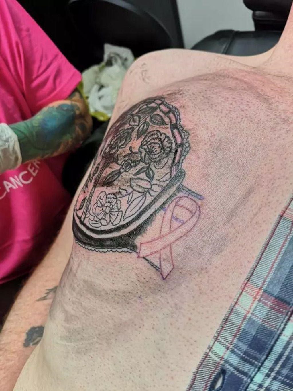 El hombre sufrió la muerte de su mamá por cáncer de mamá y se tatuó cerca del aniversario de su fallecimiento.