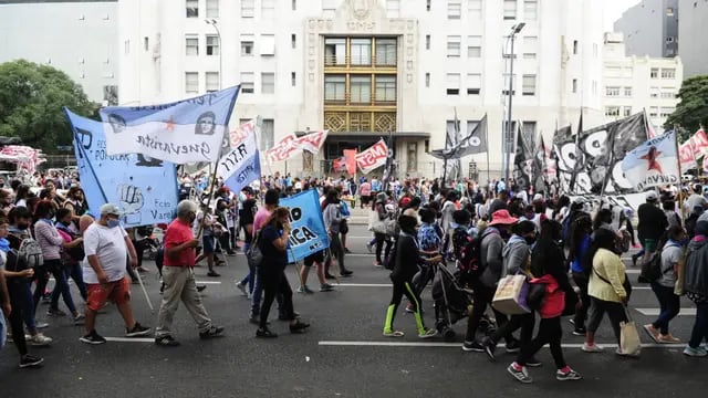 Organizaciones sociales cortan la avenida 9 de Julio
