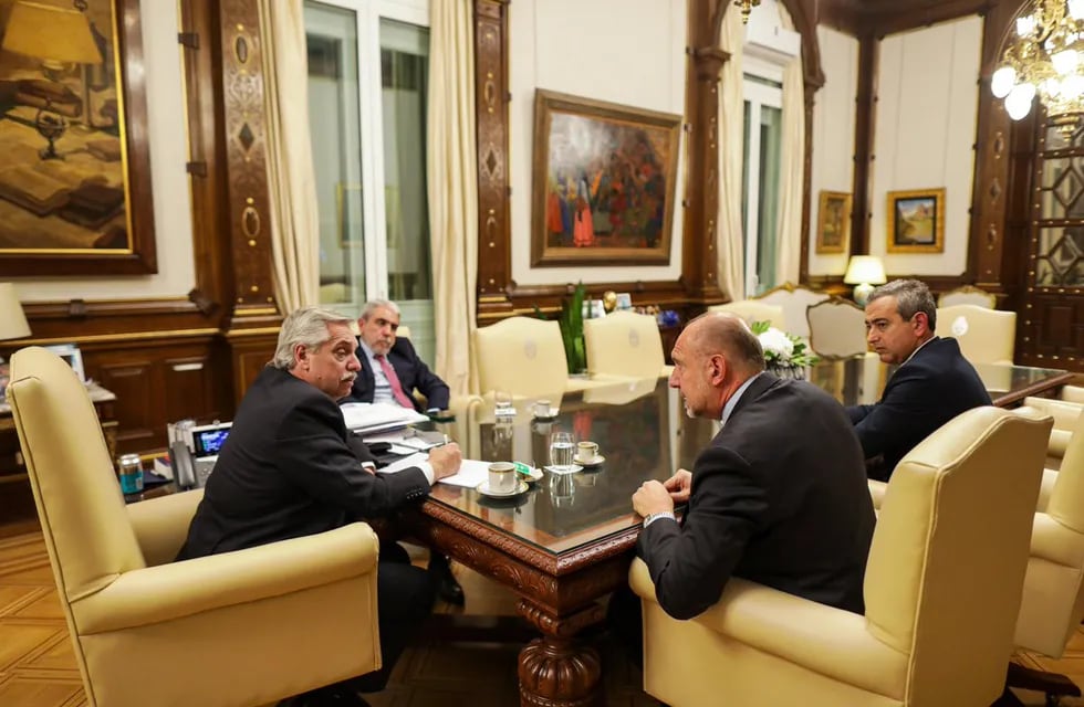 El ministro nacional Aníbal Fernández fue el último en sentarse a la mesa durante el encuentro.