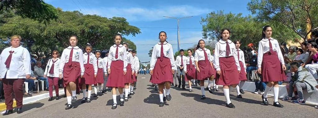 Escuelas y colegios de la ciudad estuvieron representados en el desfile cívico militar realizado al mediodía en  San Pedro de Jujuy.