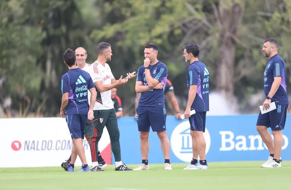 Lionel Scaloni y Martín Demichelis armaron un partido de entrenamiento entre la Selección y River (Prensa AFA).