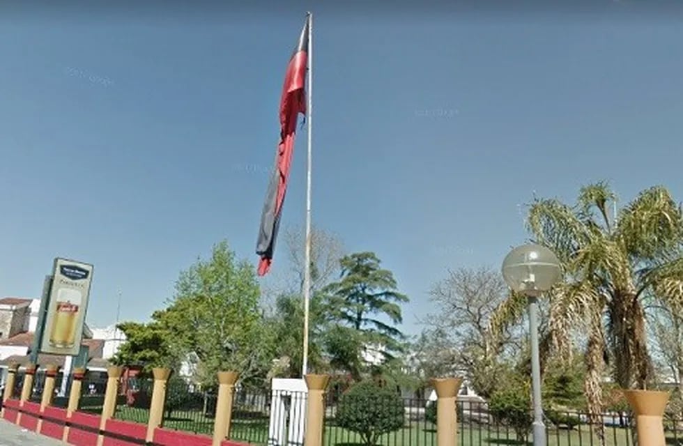 Hinchas canallas robaron una bandera de Colón en Santa Fe. (Aire de Santa Fe)