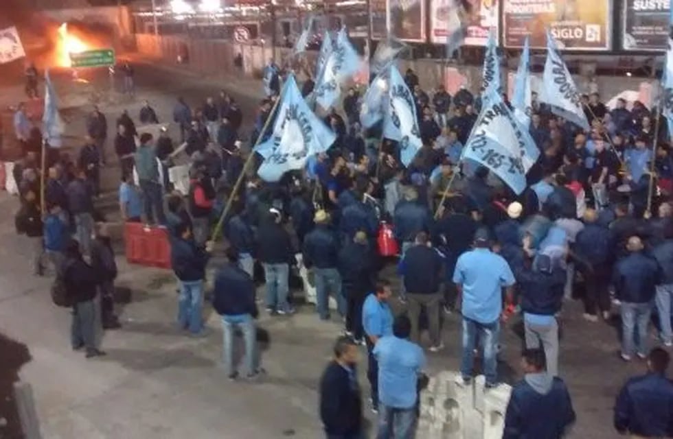 Protesta de choferes de colectivos en Puente La Noria.