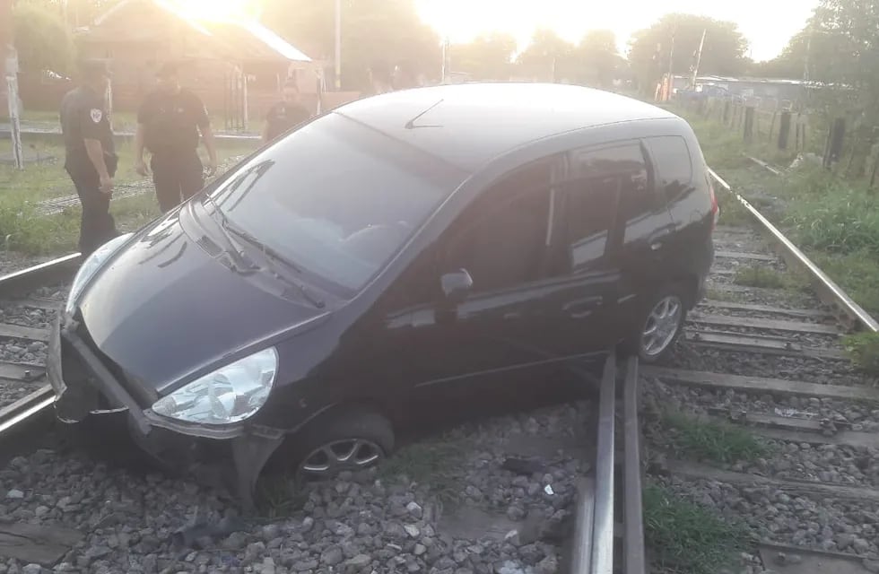 El Honda Fit quedó detenido sobre las vías del ferrocarril paralelas a Felipe Moré. (@hernanfunes)