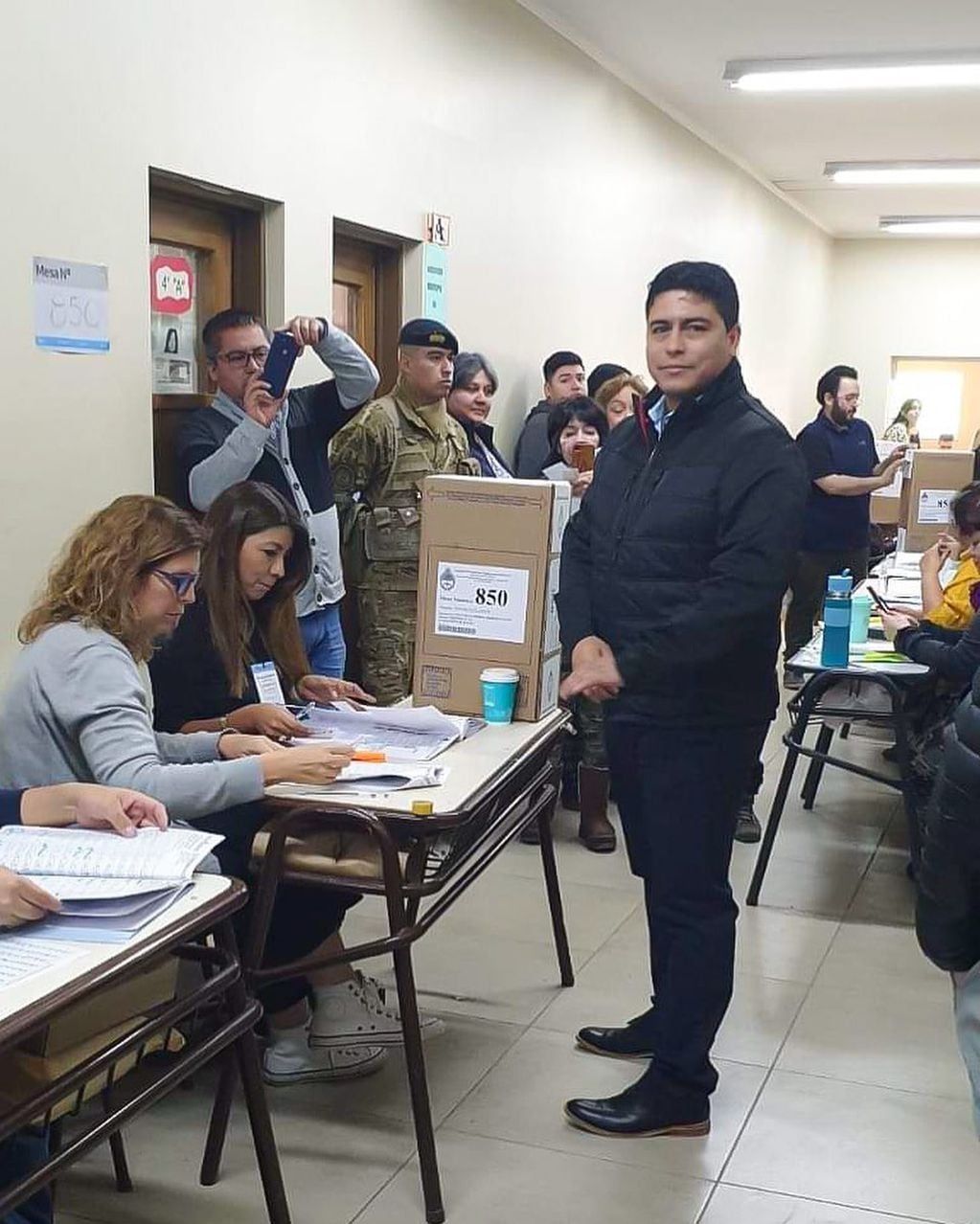 Claudio Vida votó por la tarde en Santa Cruz.