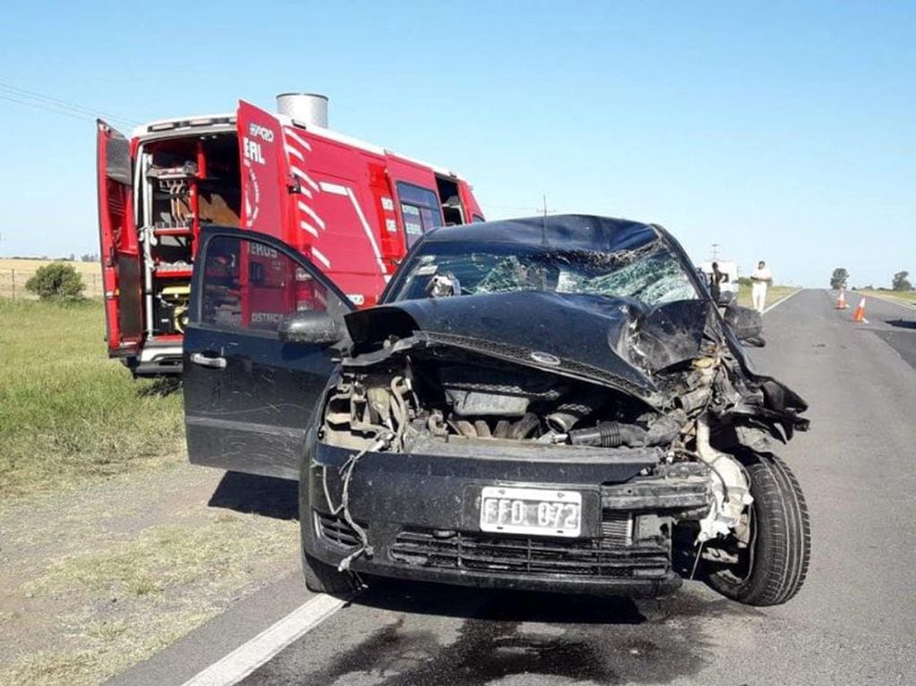 El Ford Fiesta siniestrado en Carmen del Sauce sufrió graves daños. (Aire Libre Acebal)
