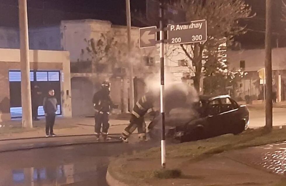 Incendio de un remis en Pedro Avanthay y Maipú