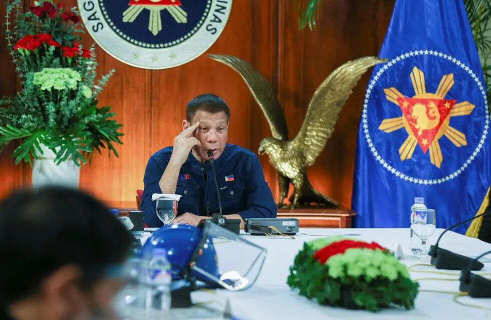 El presidente de Filipinas recomendó desinfectar las mascarillas con gasolina. (AP)