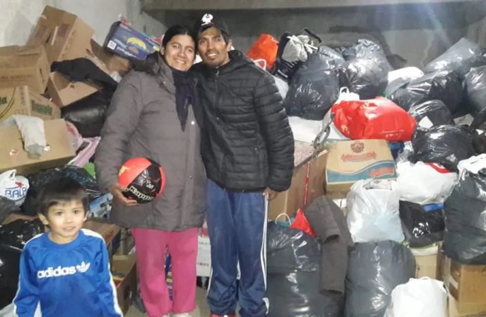 Ramoncito, el más solidario de barrio Alberdi, en Río Cuarto, entregando las donaciones que le hizo la gente para aquellos que necesitan cubrirse del frío.
