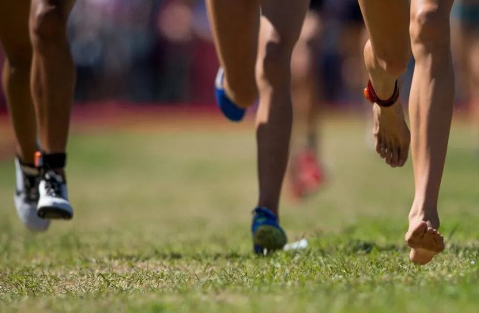 Carmie Prinsloo RSA runs barefoot during the Athletics Women's Cross Country Final at the Pentathlon & Cross Country, Youth Olympic Park. The Youth Olympic Games, Buenos Aires, Argentina, Monday 15th October 2018. Jonathan Nackstrand for OIS/IOC/Handout via REUTERS ATTENTION EDITORS - THIS IMAGE HAS BEEN SUPPLIED BY A THIRD PARTY. buenos aires  juegos olimpicos de la juventud 2018 atletismo atletas piernas