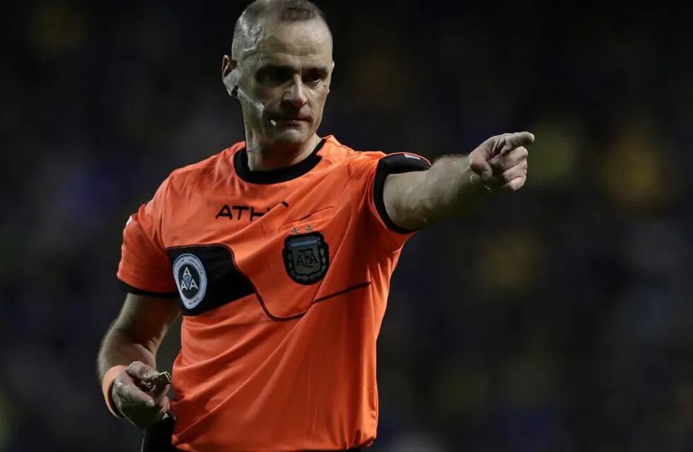 Argentine referee Diego Abal conducts the Argentina First Division Superliga football tournament match between Boca Juniors and Huracan at La Bombonera stadium in Buenos Aires, on July 28, 2019. (Photo by Alejandro PAGNI / AFP) cancha boca juniors diego abal futbol torneo superliga de primera division futbol futbolistas boca juniors huracan