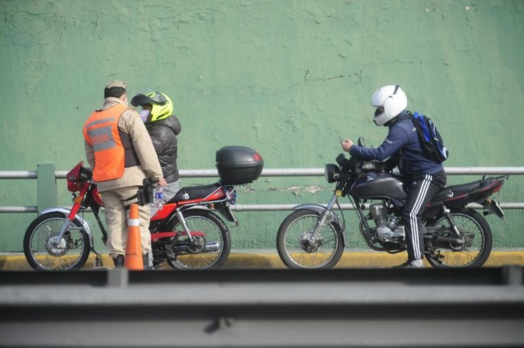 Estrictos controles de las fuerzas de seguridad en los accesos a la ciudad de Buenos Aires durante el inicio de una cuarentena más estricta en el AMBA. (Clarín)