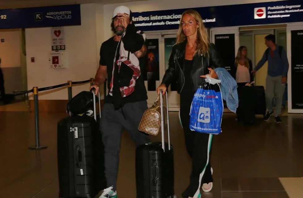 Luciano Castro y Sabrina Rojas regresando a Argentina (Movilpress)