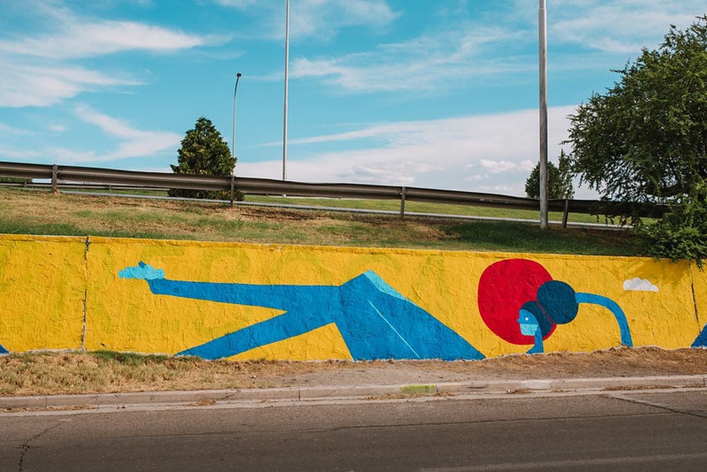Celeste Arias eligió colores vivos para su mural ubicado en el lateral de Circunvalación.
