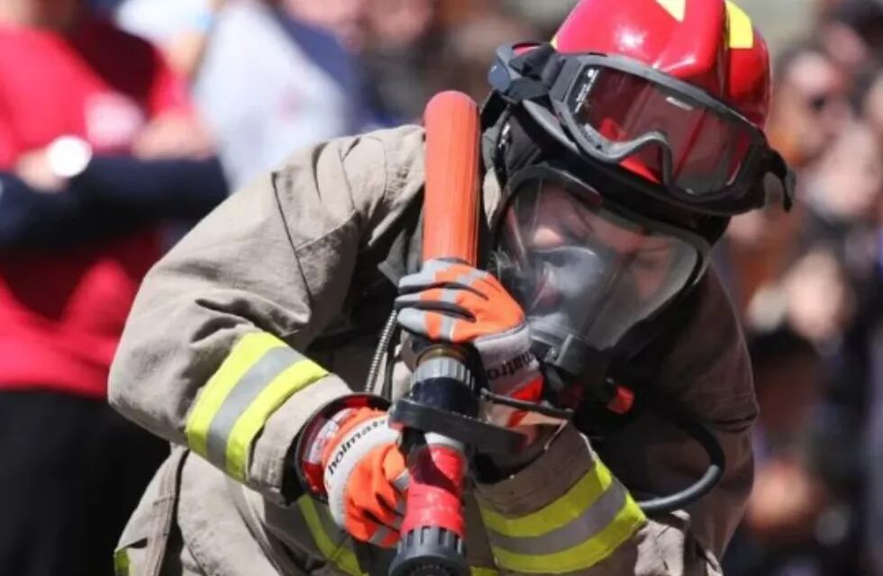 La bombera voluntaria hizo un proceso de enfriamiento total para apagar el fuego y salvar la vida del árbol.  (Imagen ilustrativa).