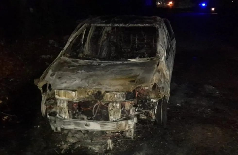 Los ladrones incendiaron el Fiat Palio después del asalto en Biedma y Pueyrredón.