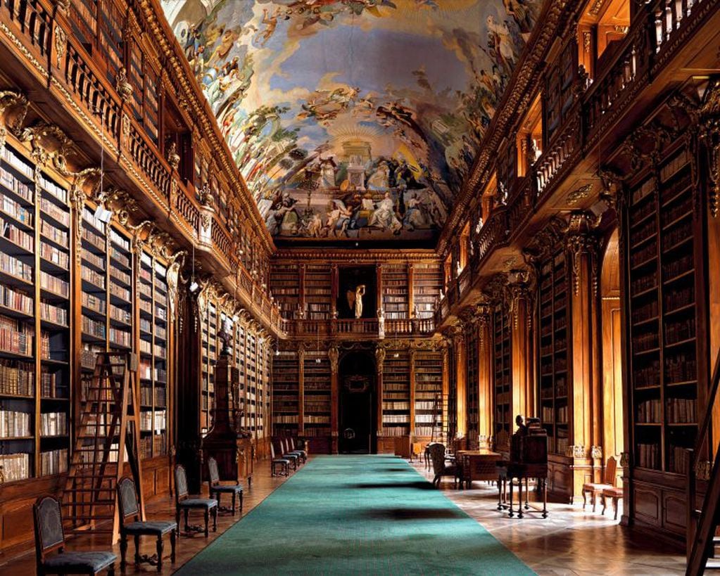 ¿Qué diría Platón? La formidable biblioteca del Monasterio Strahov, en Praga, es célebre por su sala de Filosofía. Entre sus tesoros, abriga el Evangelio Strahov (S.IX), con piedras preciosas en su cubierta.