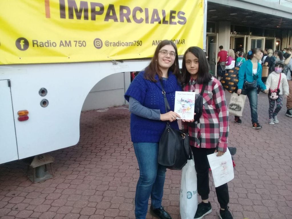 Rosa María Taliercio junto a una lectora en la Feria Internacional del Libro.