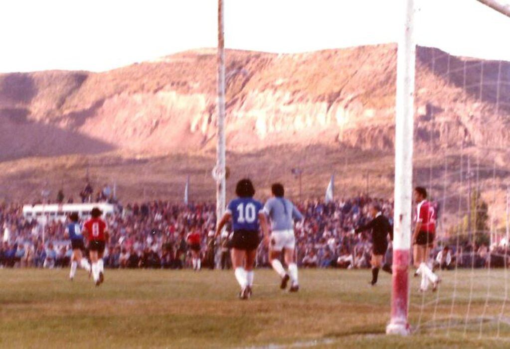 El 12 de diciembre de 1980 Maradona jugó en el Estadio Municipal.