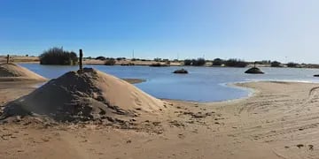 encuentran montículos de arena sosteniendo pilotes en una zona protegida de la albufera