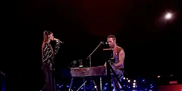 Tini cantó junto Coldplay