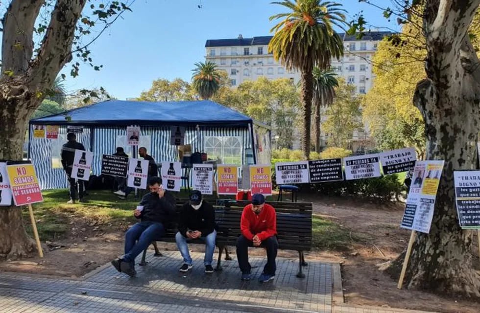 La carpa fue instalada por la Asociación de Empelados de Comercio de Rosario en la plaza San Martín para protestar contra la precarización de las apps de cadetería. (@gayosofede)