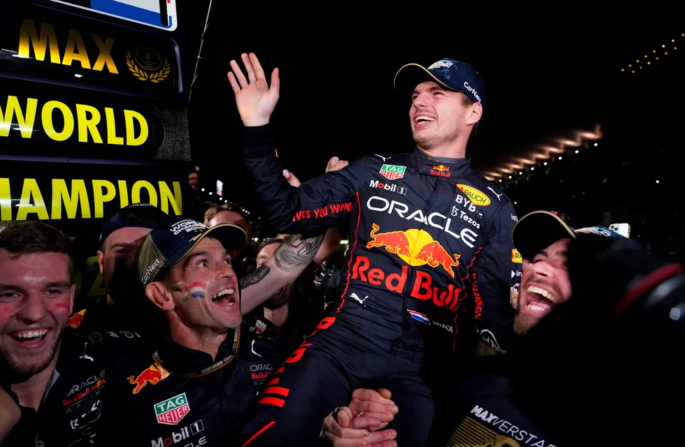 Verstappen celebra con su equipo la obtención de un nuevo título en la F1.