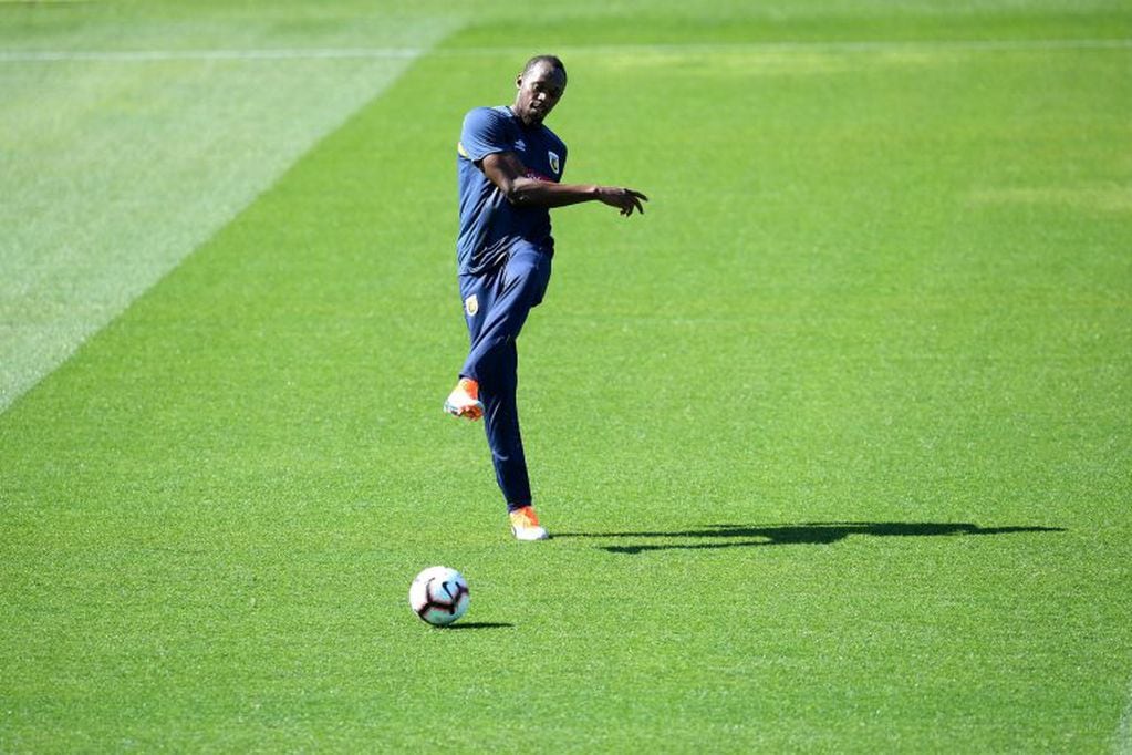 Usain Bolt, en su primer entrenamiento como futbolista. Foto: EFE.