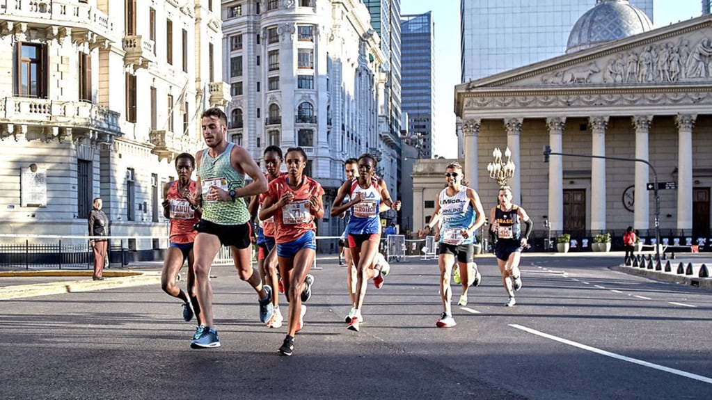 9 mil atletas compiten en la maratón de la Ciudad de Buenos Aires.