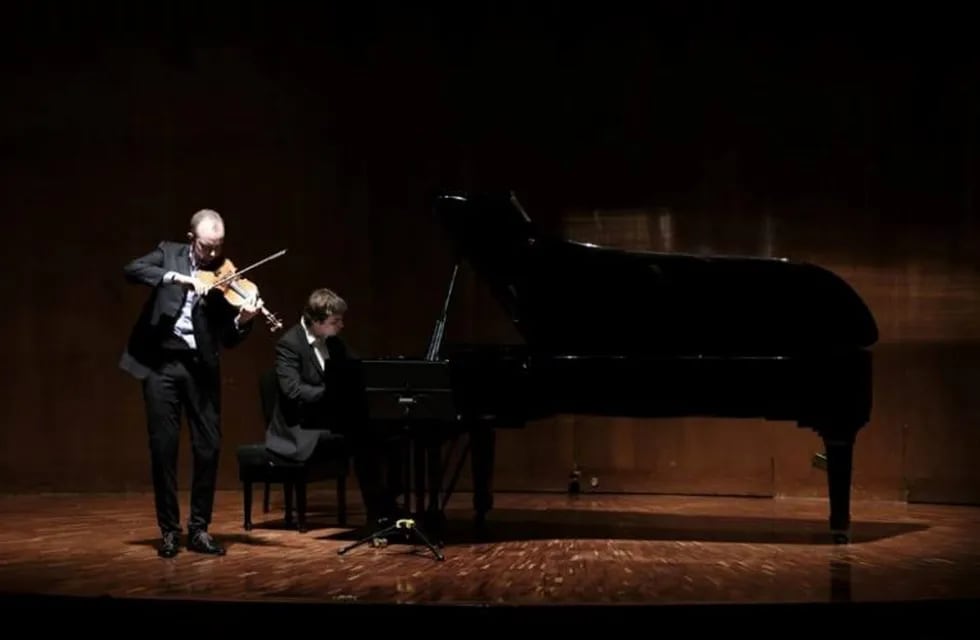Dúo de violín y piano de Benjamin Baker y Daniel Lebhardt (Facebook Mozarteum Argentino - Filial Salta)