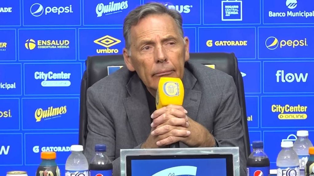 El director técnico Miguel Ángel Russo brindó una conferencia de prensa en Rosario Central.