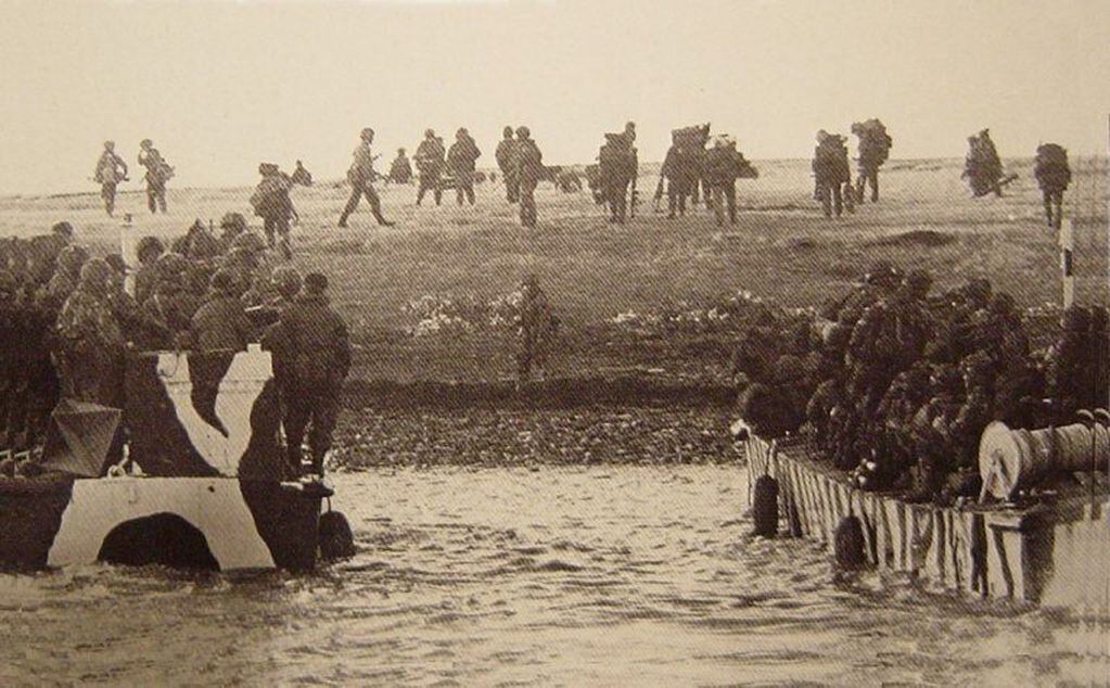 Efectivos del Regimiento 3 de Paracaidistas británicos, durante el desembarco del ´82 en San Carlos.