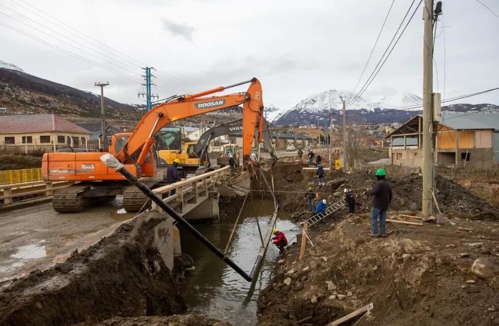 La primera etapa de reubicación del gasoducto en el sector del Puente sobre el arroyo Grande en la avenida Perito Moreno.