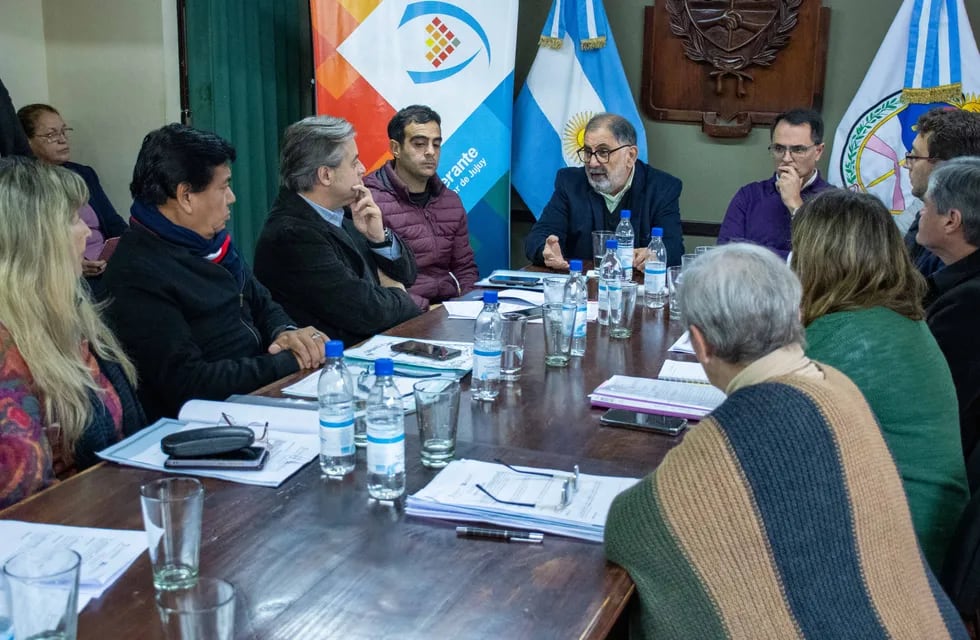 El intendente de San Salvador de Jujuy, Raúl Jorge (al centro), concurrió al Concejo Deliberante para informar sobre la crisis en materia de transporte público.
