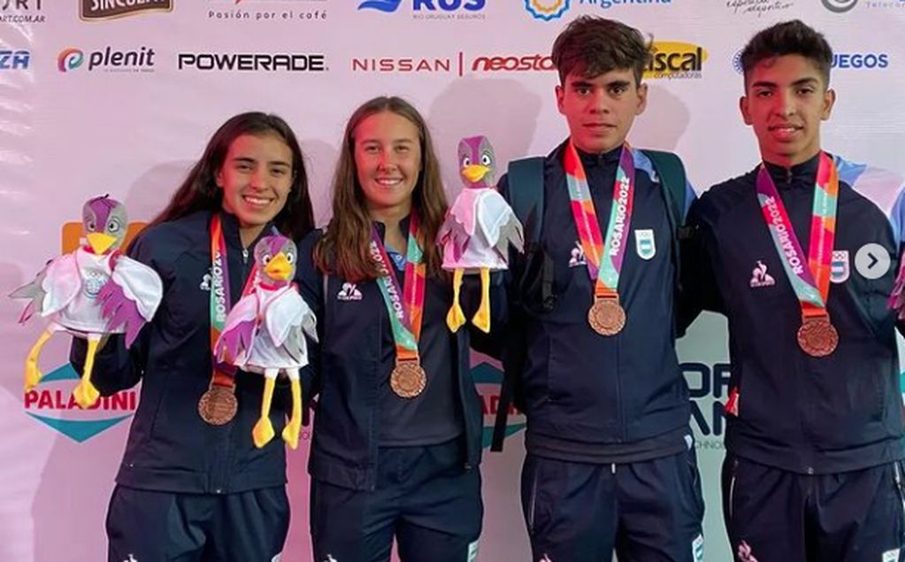 La mendocina Sofía de Rosas -segunda de izquierda a derecha-, logró una de las medallas en duatlón en los Juegos Suramericanos de la Juventud Rosario 2022.