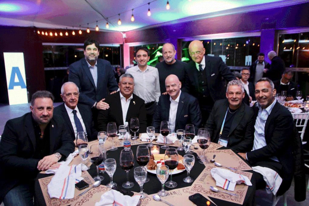La cena que compartió Gianni Infantino con dirigentes del fútbol y la política argentina. (@MalaspinaC)