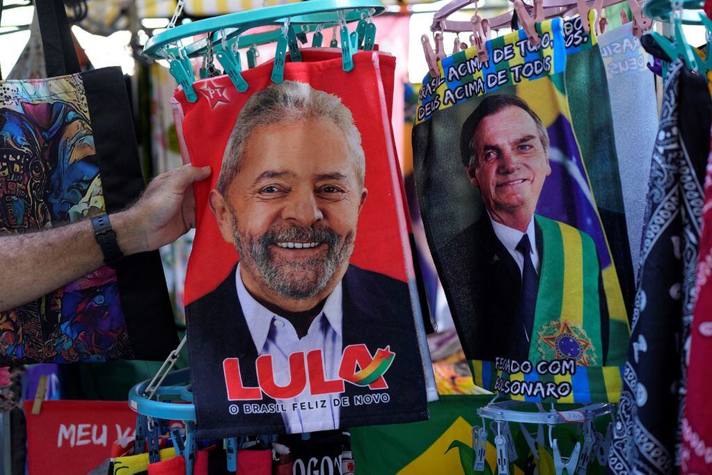Elecciones en Brasil. Carteles de Lula y Bolsonaro. Foto: AP.