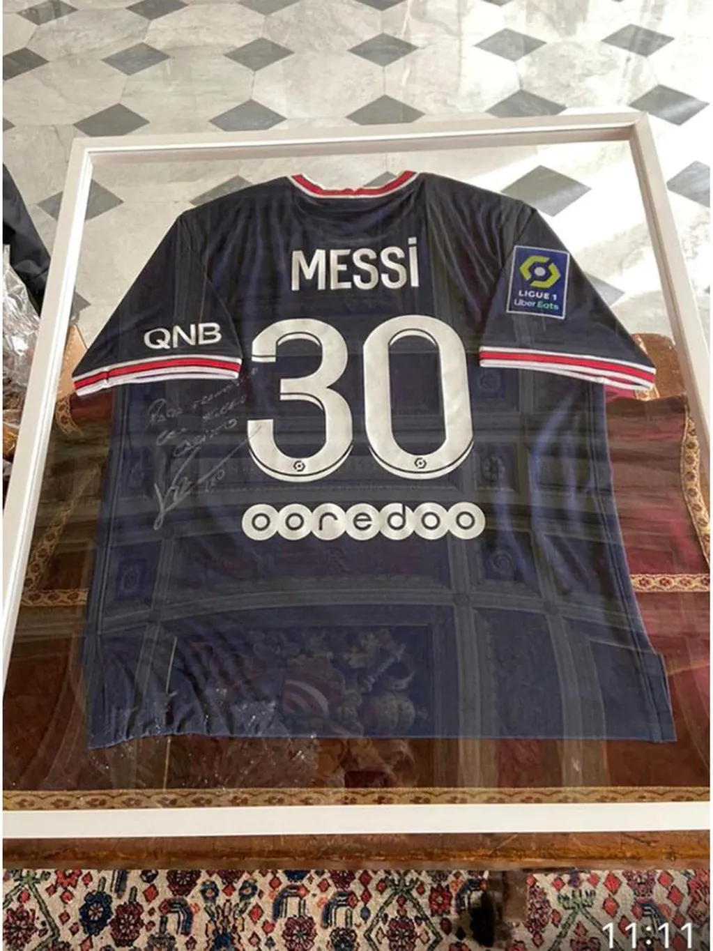 La camiseta del PSG que Lionel Messi le envió al Papa Francisco.