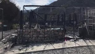 Restorán incendiado en Cortaderas, San Luis, frente al Dique Piscu Yaco.