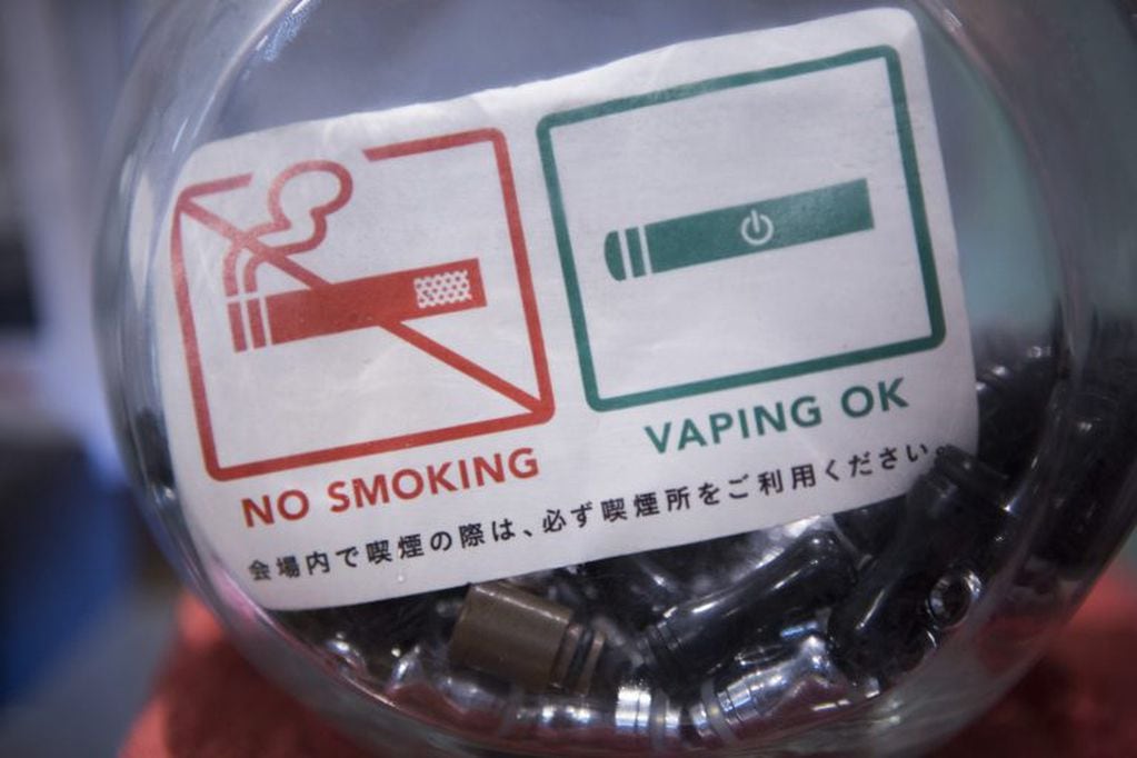 Un cartel de "No fumar" "Vaping OK" se exhibe en la tienda de Vaping Ape en Tokio, Japón, el martes 23 de agosto de 2016. Crédito: Shiho Fukada / Bloomberg.