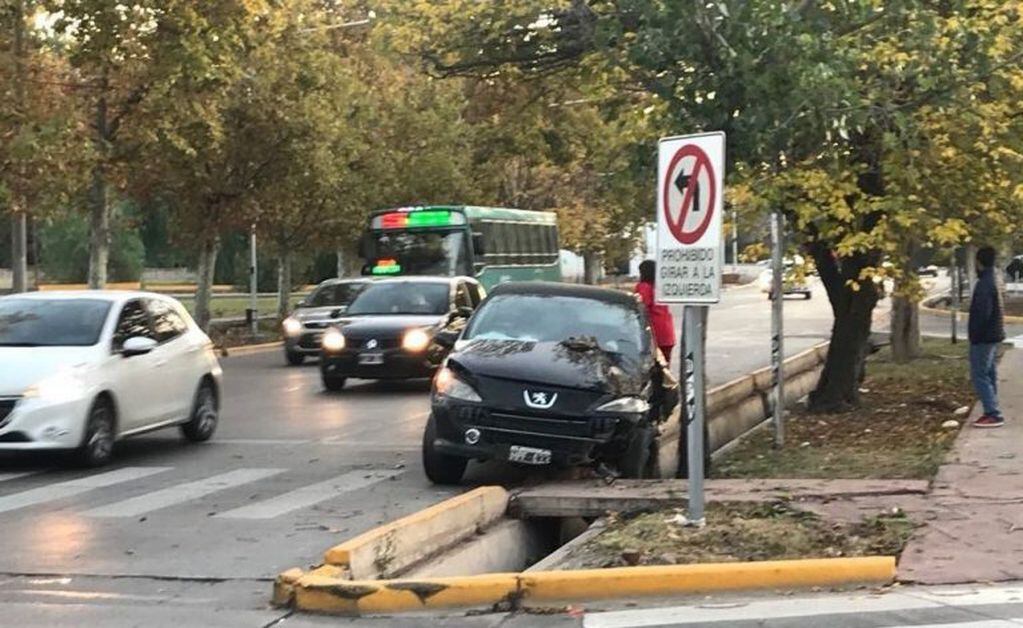 El Peugeot 307 habría sido encerrado por un Corsa blanco que se dio a la fuga.