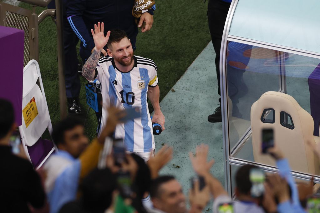 Lionel Messi de Argentina saluda a la tribuna hoy, al final de un partido de semifinales del Mundial de Fútbol Qatar 2022 entre Argentina y Croacia en el estadio de Lusail (Catar). EFE/ Alberto Estevez