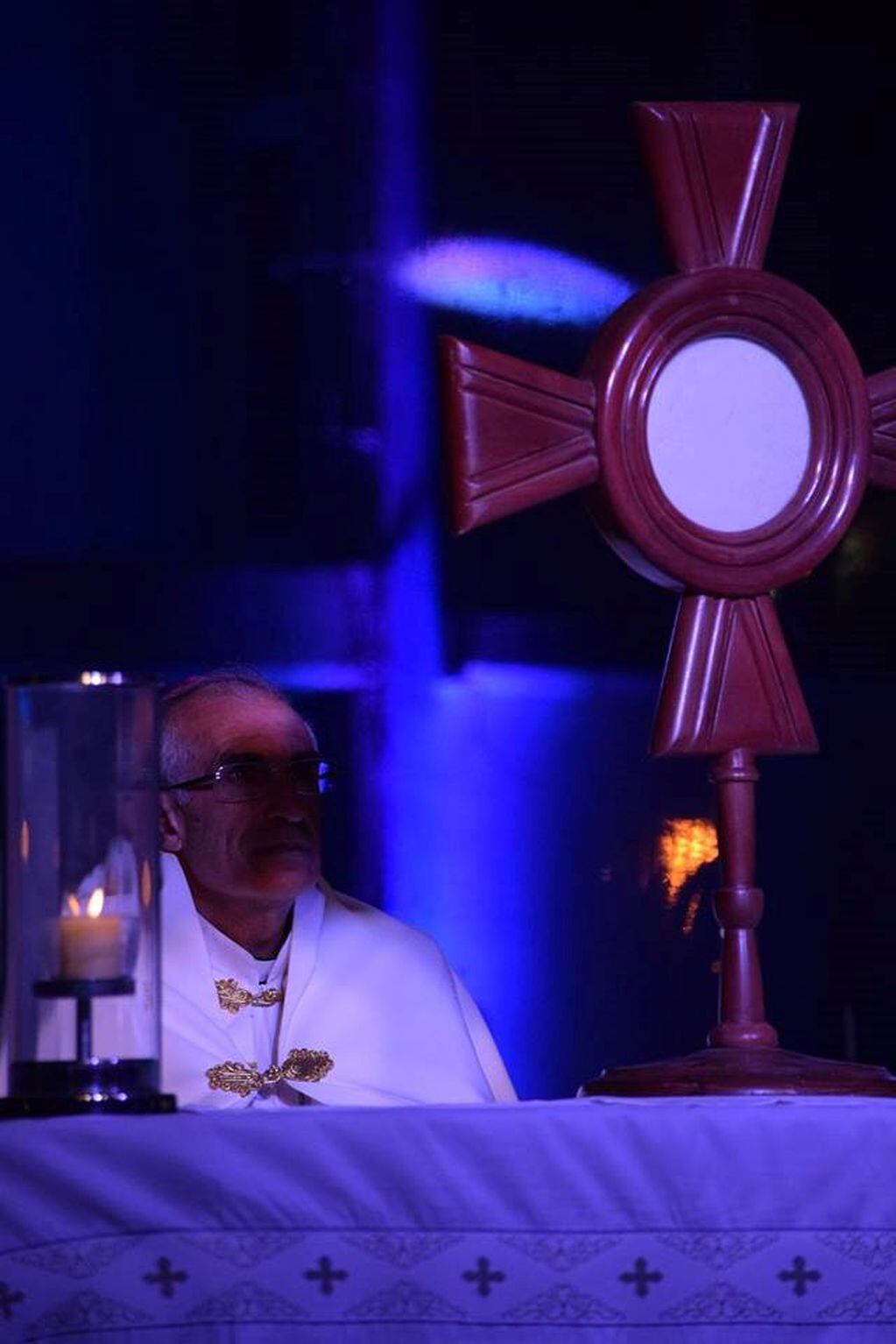 El obispo Santiago en la tradicional homilía de medianoche.