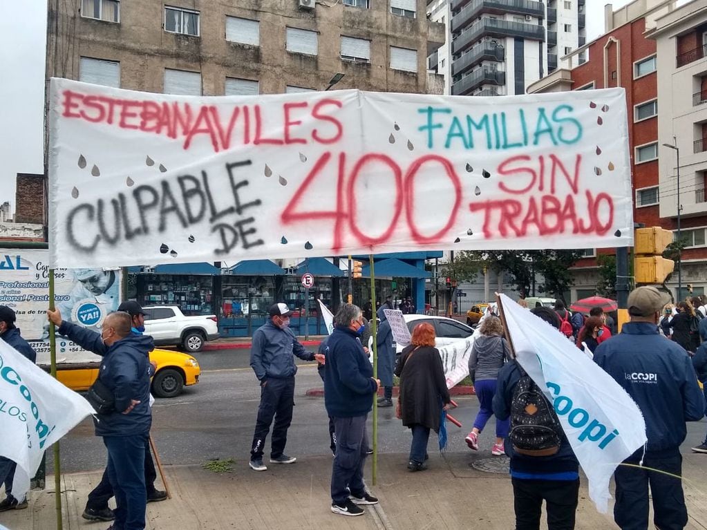 Uno de los carteles con explícitos mensajes dirigidos al exintendente de Carlos Paz, Esteban Avilés.