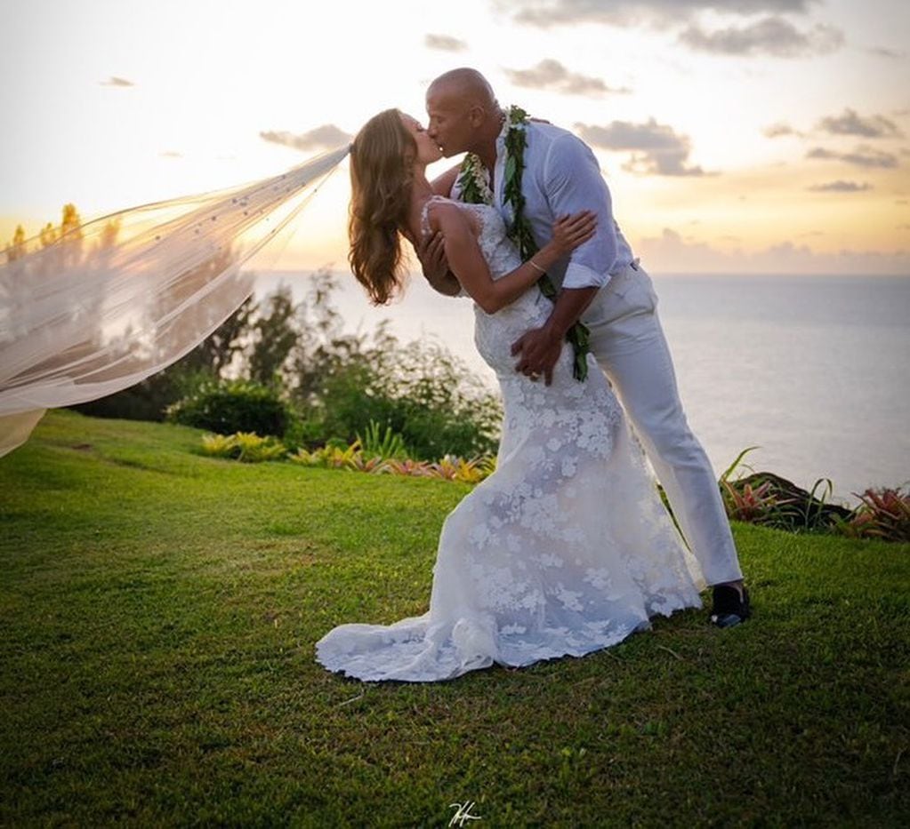 "We do. August 18th, 2019. Hawaii.", escribió el actor para contar que se había casado con Lauren Hashian